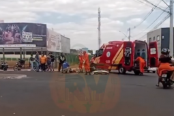 Motociclista fica ferida após acidente entre carro e moto no Bairro Popular, em Rio Verde