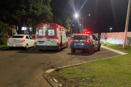 Motociclista fica ferido após colidir com canteiro central no Residencial Veneza