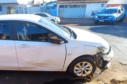 Motorista avança parada obrigatória e provoca acidente com motocicleta na Vila Maria, em Rio Verde