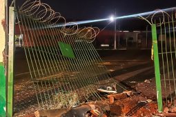 Motorista embriagado é preso após colidir veículo em semáforo e danificar muro no Bairro Popular, em Rio Verde