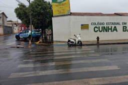 Motorista foge após atingir motociclista em cruzamento no Centro de Rio Verde