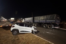 Motorista passa mal e fica ferida ao colidir em carreta parada em acostamento da BR-060, em Rio Verde