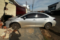 Motorista sofre mal súbito e carro atinge residência na Vila Rocha, em Rio Verde
