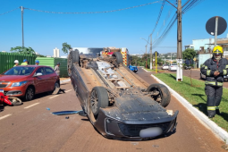 Motorista tomba carro na Avenida Universitária após sofrer 'apagão' ao volante, em Rio Verde