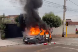 Mulher é detida suspeita de incendiar veículo após desentendimento com proprietário no Setor Eldorado