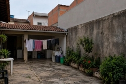 Muro mais alto para ganhar privacidade pode tirar o sol da lavanderia do vizinho