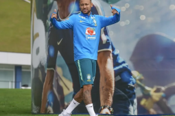 Neymar volta a treinar no gramado e mostra recuperação