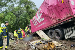 Nove membros de equipe de remo morrem após carreta tombar sobre van em rodovia do Paraná