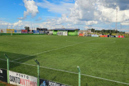Pai invade campo e tenta agredir árbitro após filho ser expulso de jogo em Catalão
