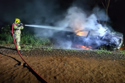Pane elétrica provoca incêndio e destrói carro próximo do IF Goiano, em Rio Verde
