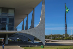Governo Lula reage à decisão dos EUA em classificar facções como terroristas e acusa família Bolsonaro de buscar interferência estrangeira