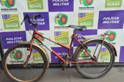 PM recupera bicicleta furtada e mulher é levada à delegacia por receptação no Bairro São Joaquim, em Rio Verde