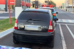 PM recupera carro furtado e leva dois homens à delegacia em Rio Verde