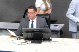 Presidente de câmara de vereadores é flagrado xingando ao encerrar sessão com microfone ligado; confira