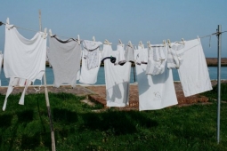 Receita caseira com água oxigenada, bicarbonato e detergente pode ajudar a tirar o amarelado da roupa branca