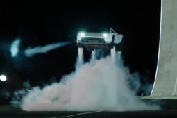 Tesla apresenta novo veículo que voa e escala paredes até ficar de cabeça para baixo; confira