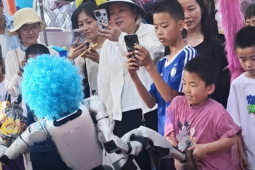 Robô dá chute no estômago de criança durante apresentação na China