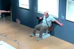 Casal quebra obra de arte em museu italiano ao tentar tirar foto com a 