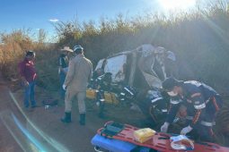 Capotamento na GO-438 deixa três feridos na zona rural de Santa Rita do Novo Destino