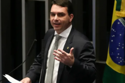 Flávio Bolsonaro entrou nos Estados Unidos com passaporte diplomático cancelado pela Polícia Federal