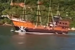 Casal em moto aquática é atingido por barco pirata em SC