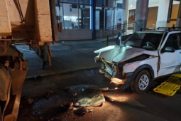 Motorista fica ferido e passageiro morre após colidir na traseira de caminhão na Av. Pauzanes em Rio Verde