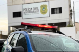 Motorista é flagrado dormindo dentro de carro parado sobre faixa de pedestres em Rio Verde