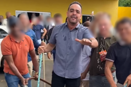 Aurélio Goiano, prefeito de Parauapebas, realiza limpeza simbólica com sal grosso e vídeo viraliza