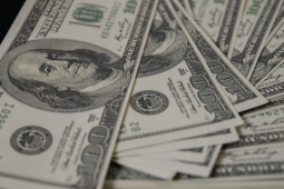 Dólar se aproxima de R$ 5,60 em meio a tensões com os EUA e incertezas no Brasil