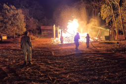 Bombeiros combatem incêndio em depósito de lenha às margens da BR-060, em Rio Verde