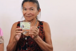 Após 70 anos, mulher conquista primeira certidão de nascimento e passa a existir oficialmente