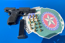 PM apreende arma de fogo em abordagem a veículo suspeito no Bairro Liberdade