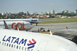 Alta do combustível faz companhias aéreas cancelarem mais de 2 mil voos no Brasil