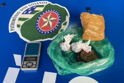 Após denúncia de violência doméstica, PM descobre drogas e prende suspeito