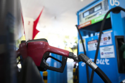 Governo fixa subsídio de R$ 0,44 por litro para conter alta da gasolina