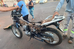 Moto fica destruída após colisão com carro e deixa duas mulheres feridas no Santo Agostinho