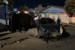 HB20 tomba após colisão e os dois motoristas ficam feridos em acidente no bairro Santa Luzia