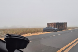 Carreta carregada com grãos é registrada tombada às margens da GO-174 entre Rio Verde e Montividiu