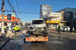 Após colisão, carro pega fogo no Centro de Rio Verde e mobiliza Corpo de Bombeiros
