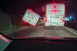 Ônibus tomba na BR-060 e deixa três feridos em Rio Verde