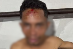 Vídeo mostra homem batendo a cabeça contra viatura após ser detido por agredir esposa em Rio Verde