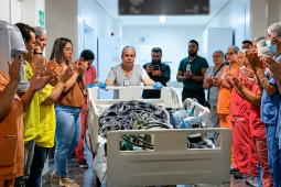 Casal atropelado por adolescente recebe corredor de aplausos antes da doação de órgãos em Goiânia