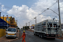 Caminhão de gás fica preso em fios de energia no Setor Morada do Sol, em Rio Verde
