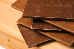 Jovem é detida após furtar 16 barras de chocolate em atacadista de Rio Verde