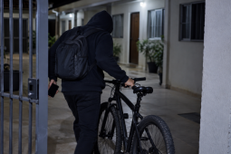 Homem entra em conjunto de kitnets e furta bicicleta e celular em Rio Verde