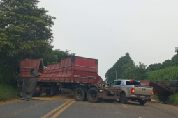 Colisão entre carretas espalha grãos e deixa trânsito lento na GO-174