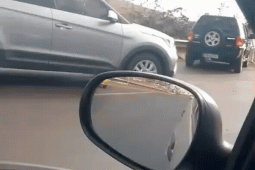 Colisão entre carros e motocicleta deixa motociclista ferido na BR-452