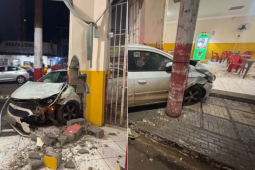 Após colisão em cruzamento, carro acaba invadindo comércio no Centro, em Rio Verde