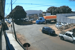 Imagens registram momento do acidente entre motocicleta e caminhão próximo ao Túnel da Gameleira
