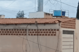 Fios caídos deixam moradores em alerta na Rua JK, na Vila Maria